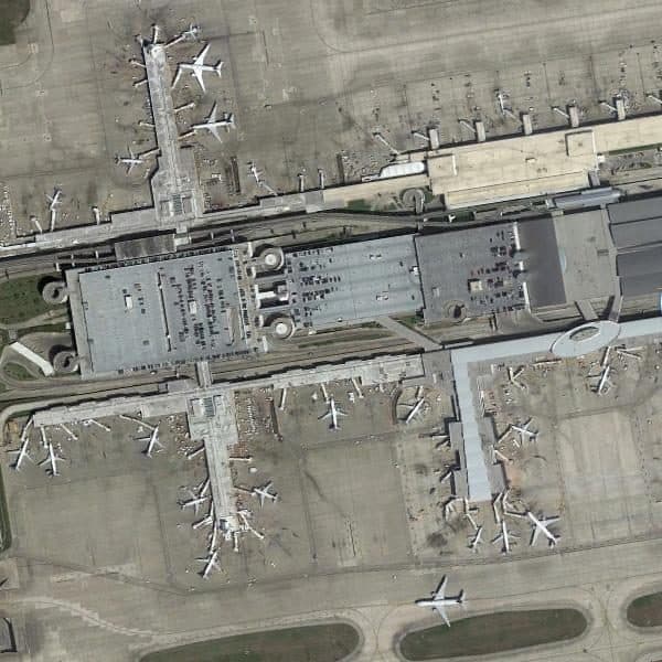 Base Moondream 3 Preview result for Aerial Airplane Detection